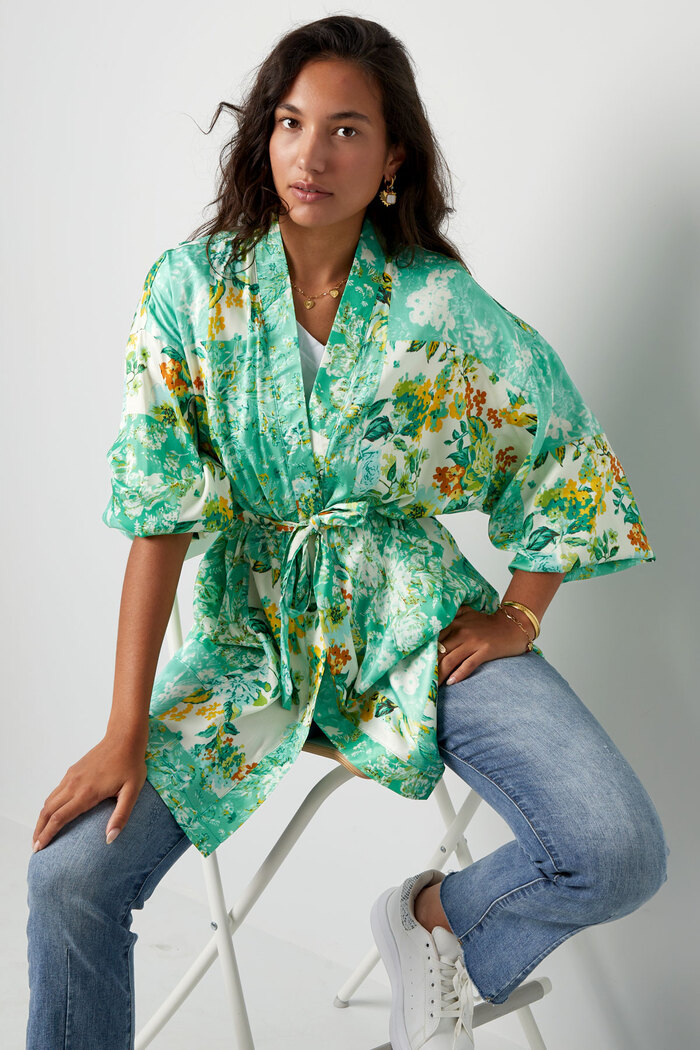 Kurzer Kimono mit grünen Blumen – mehrfarbig Bild2